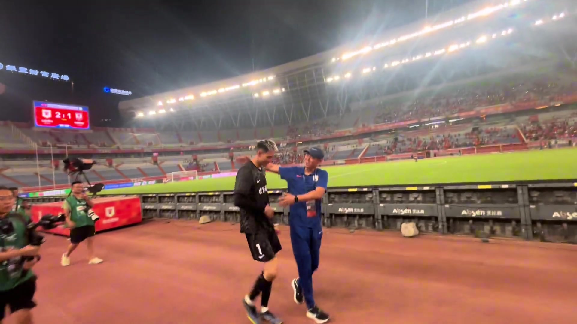 這身高差距有點(diǎn)大啊曾經(jīng)的泰山隊(duì)鋒霸遇到如今的新生代門(mén)將