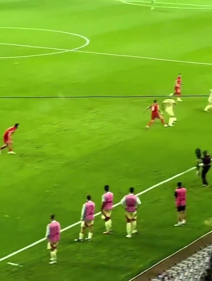 亞馬爾這腳外腳背傳球當(dāng)時(shí)就震驚我了