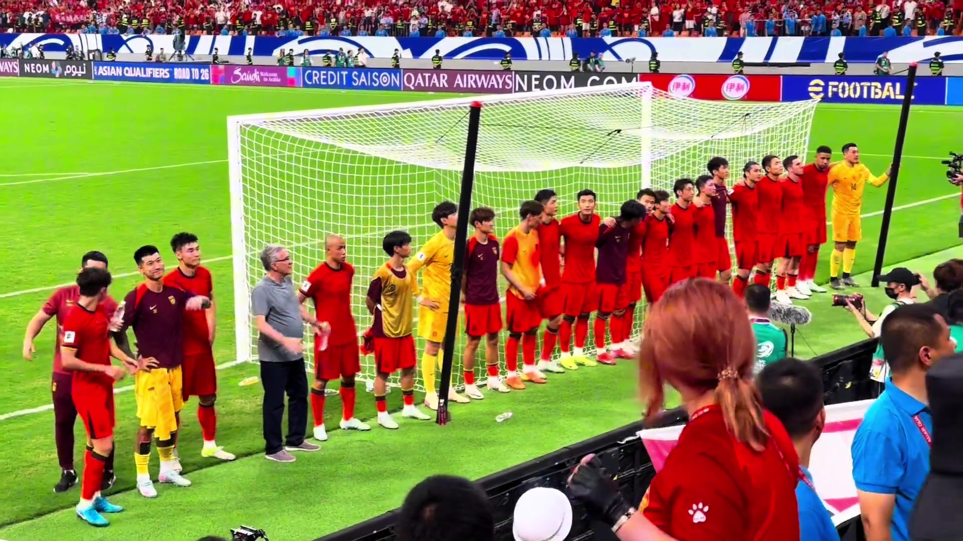 正面實(shí)拍國(guó)足賽后謝場(chǎng)與球迷一起維京戰(zhàn)吼