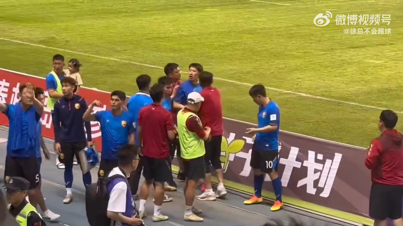 大連鯤城輸球賽后球員和球迷對罵隊友趕忙捂嘴制止