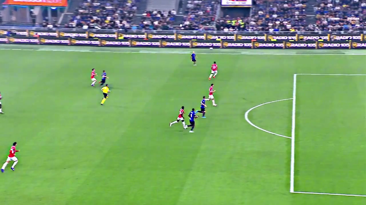 極限1v3送出致命助攻勞塔羅這球?qū)€人能力完美展現(xiàn)