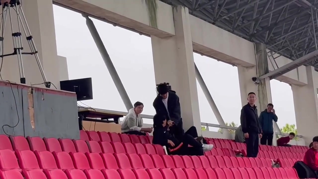 10月5日上海海港B隊比賽劉祝潤來到現(xiàn)場觀賽