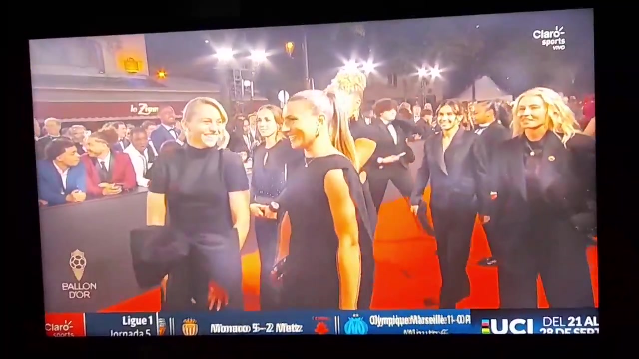 阿森納女足球員走紅毯時被絆了一下隨后忍不住哈哈大笑