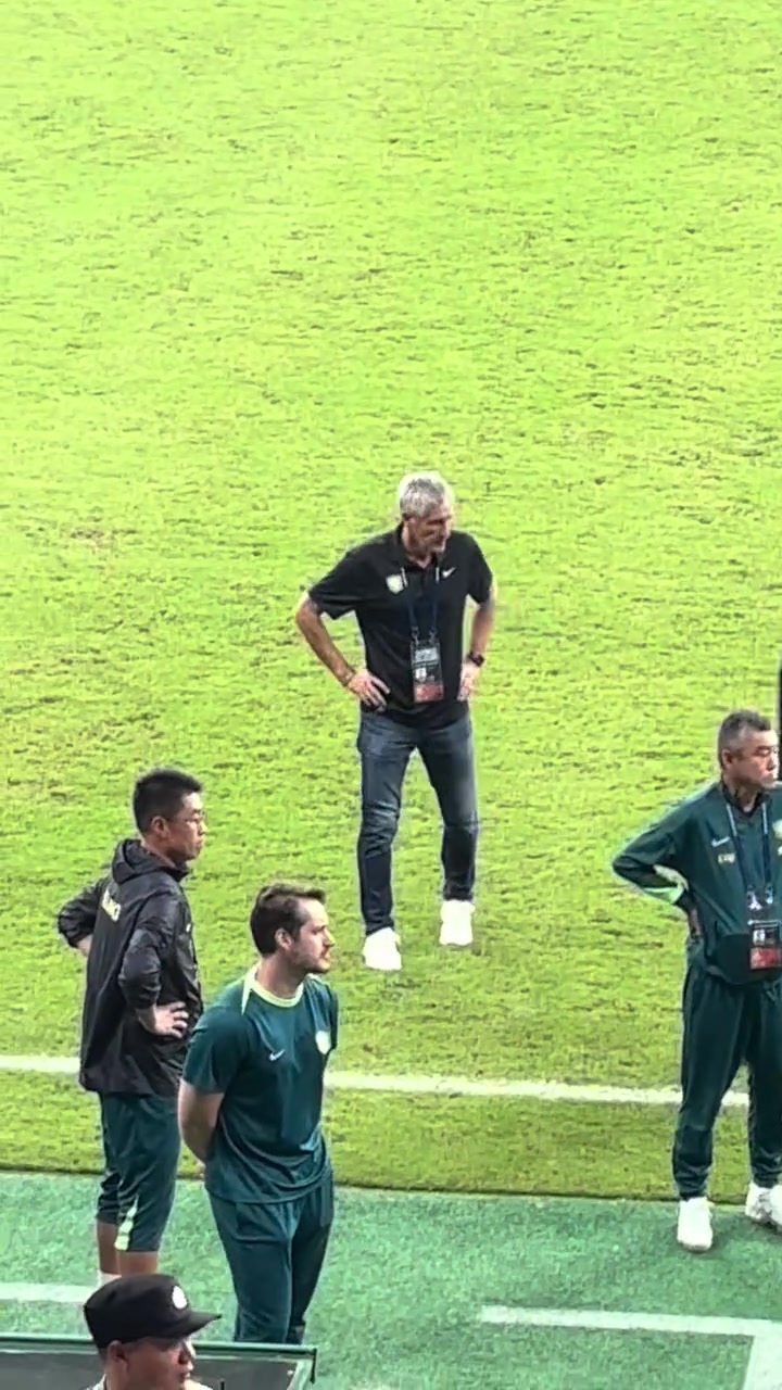 昔日巴薩主帥的無奈實拍賽后塞蒂恩在工體獨自矗立許久