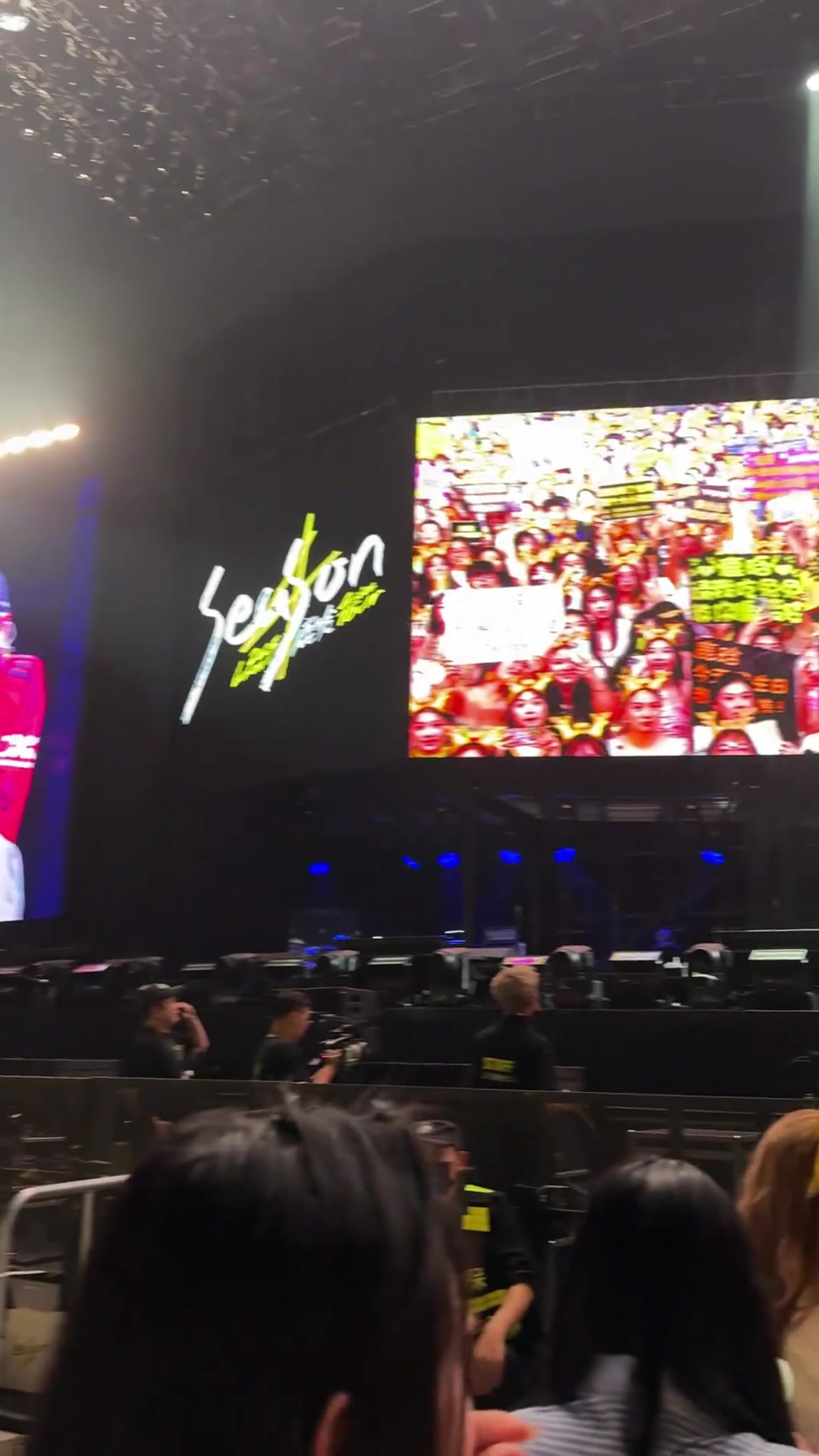 鹿晗在演唱會上身穿曼聯(lián)新賽季球衣和身穿婚紗的女粉互動