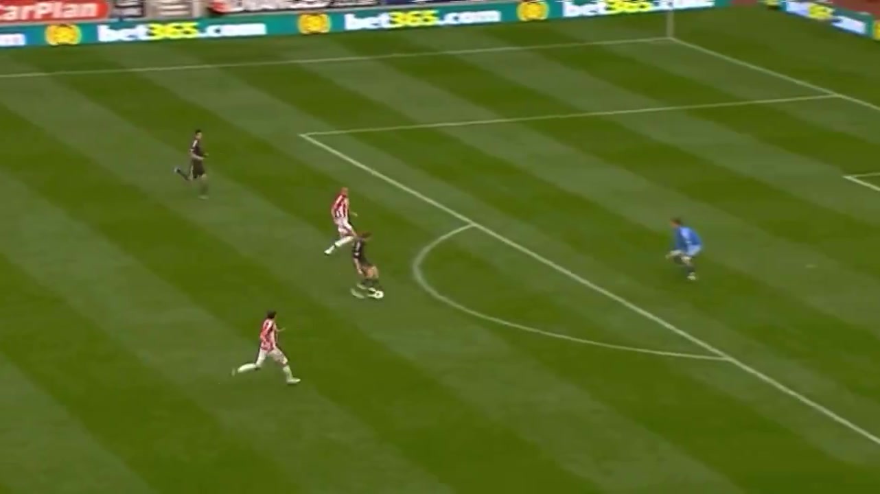 看一次笑一次蘇亞雷斯把隊(duì)友怒罵了多少次