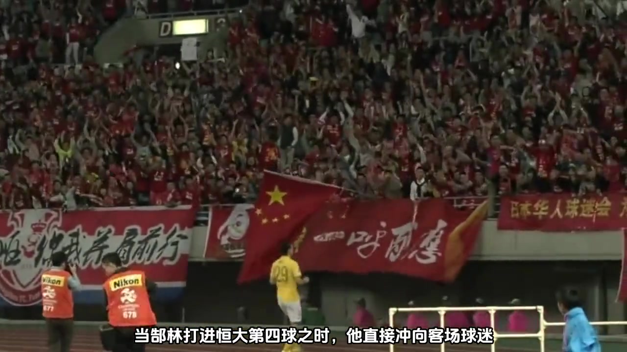 戰(zhàn)術(shù)多樣化還得里皮替補(bǔ)球員效果明顯日本教練直接提前離場(chǎng)