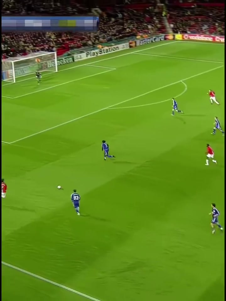 羅納爾多磕球C羅這球?qū)嵲谔?jīng)典了看臺上的弗格森看開心了