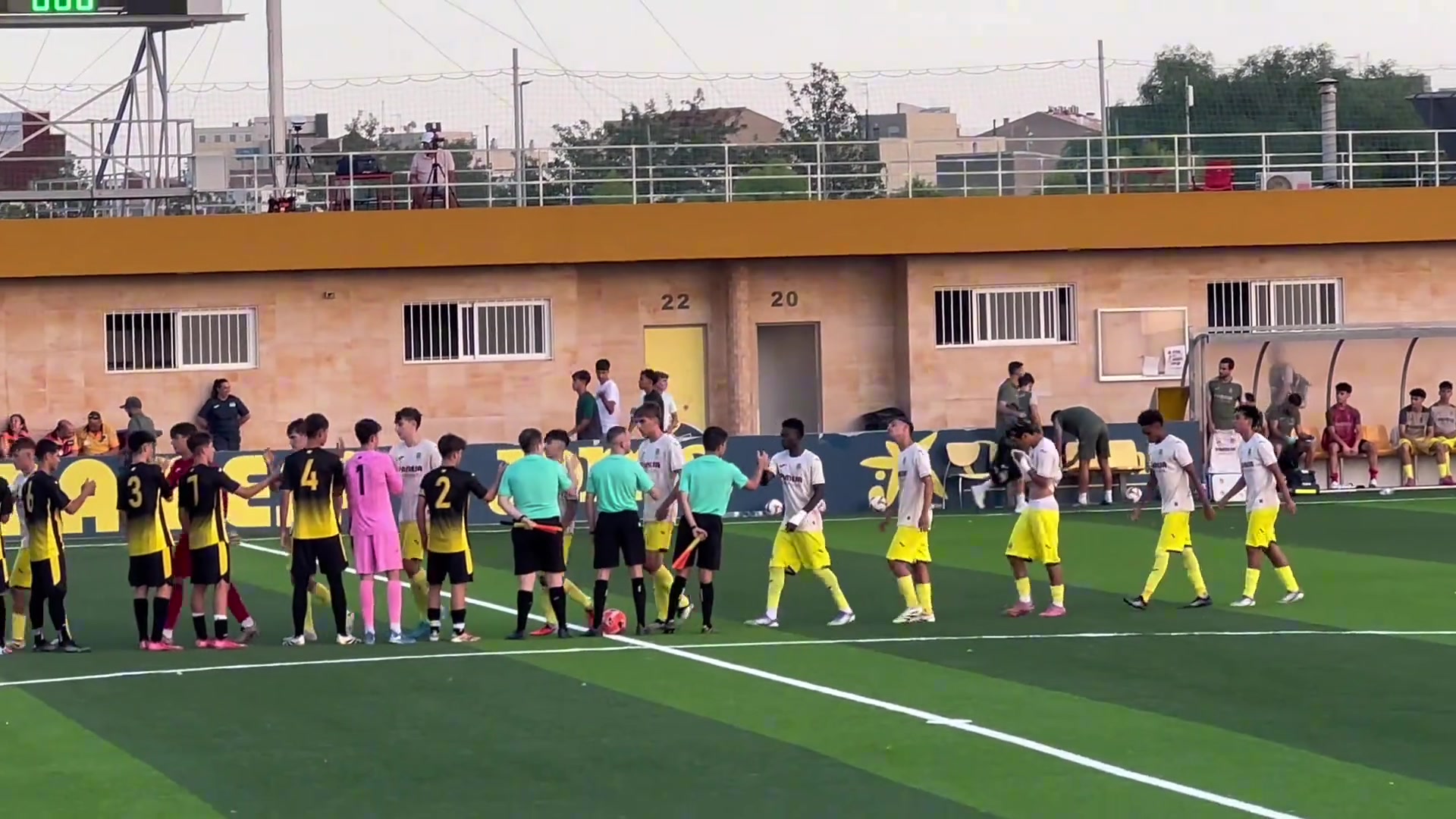 劉凱源好幾個機(jī)會都沒敢直接突但這第一腳停球太舒服了