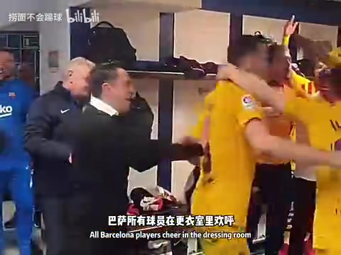 當(dāng)巴薩合照加維掏出十號(hào)球衣一旁的阿爾巴看了好幾眼確認(rèn)名字