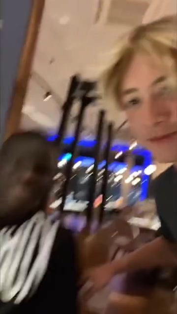 人格魅力滿(mǎn)分名場(chǎng)面坎特與服務(wù)員合影并為他簽名