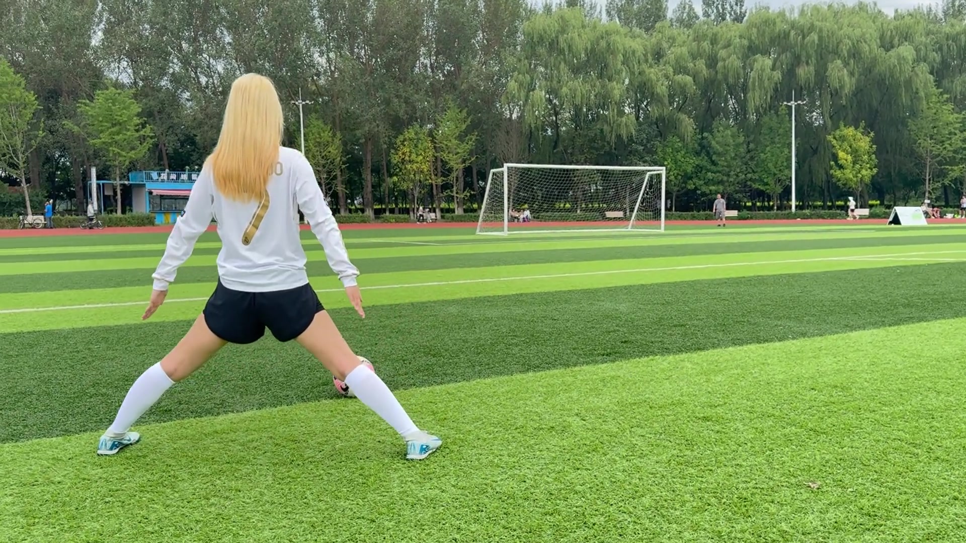 人靚腳法贊?小姐姐模仿C羅標志性SIU和站姿