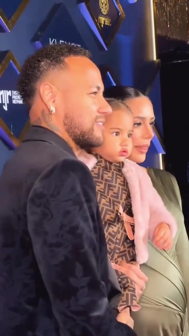 內(nèi)馬爾帶著布魯娜和孩子出席活動(dòng)你這到底還踢不踢球了