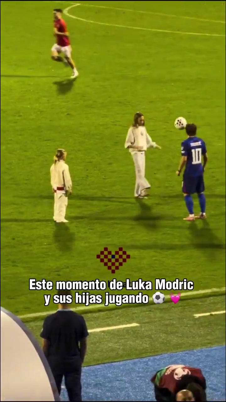 岳父大人莫德里奇在球場上教女兒顛球女兒看著比老爹高