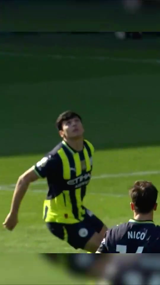 太狠了這球胡桑諾夫這就是英超的對抗嗎大哥們輕一點(diǎn)撞