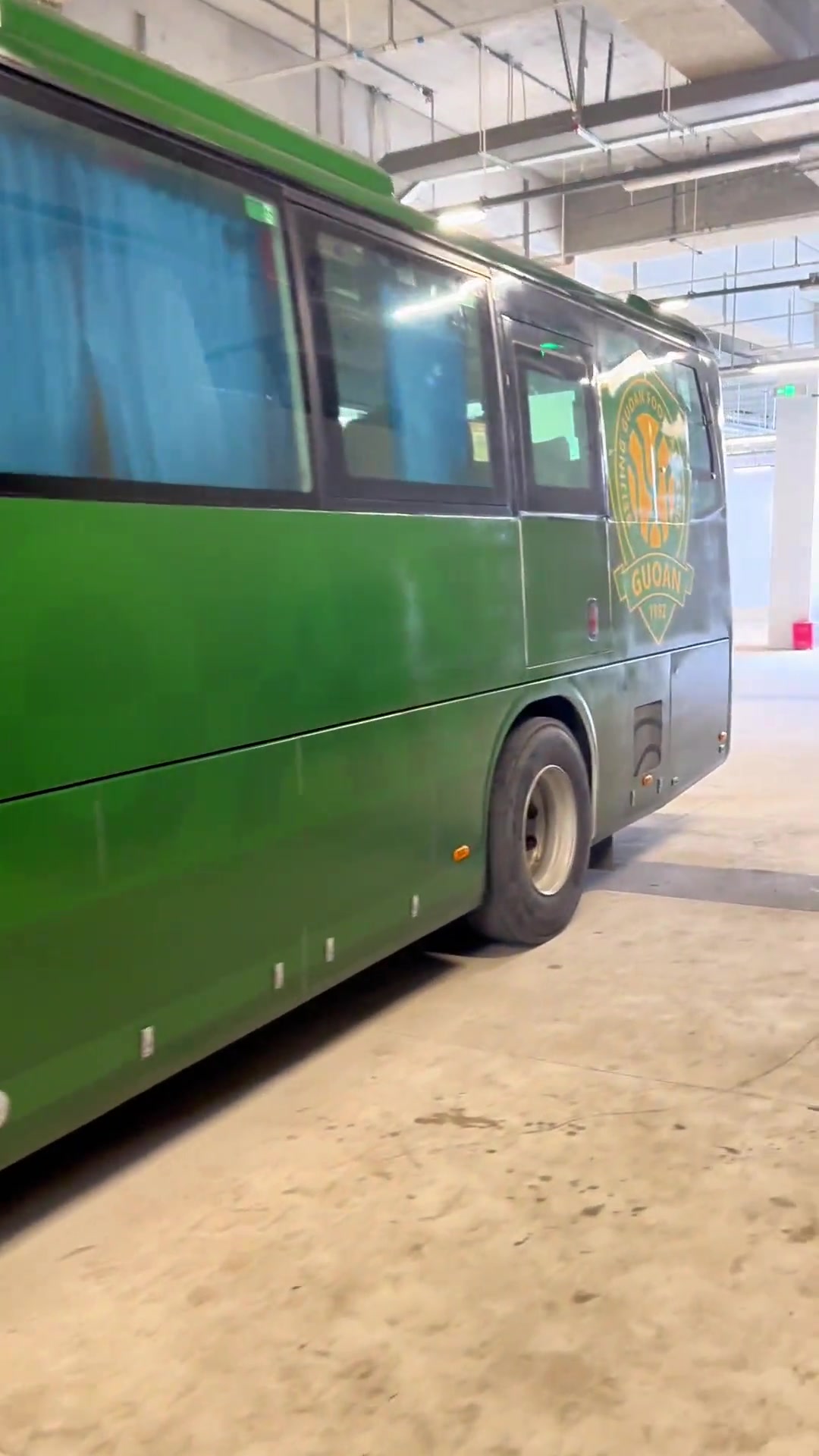 近距離實(shí)拍新涂裝的國安大巴正式邁入新能源時(shí)代
