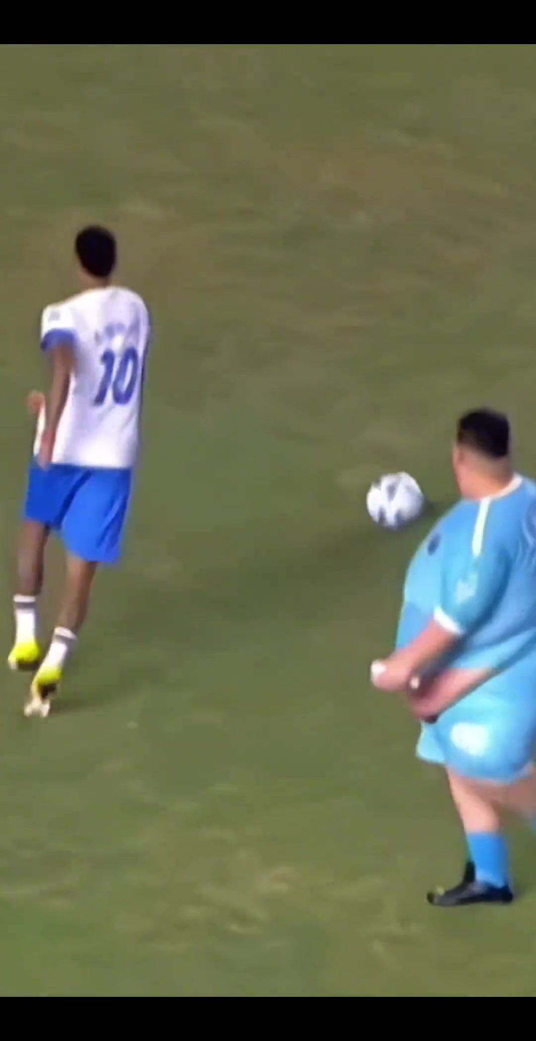 內(nèi)馬爾在慈善賽上穿襠肉馬爾這身材簡(jiǎn)直有5個(gè)內(nèi)馬爾