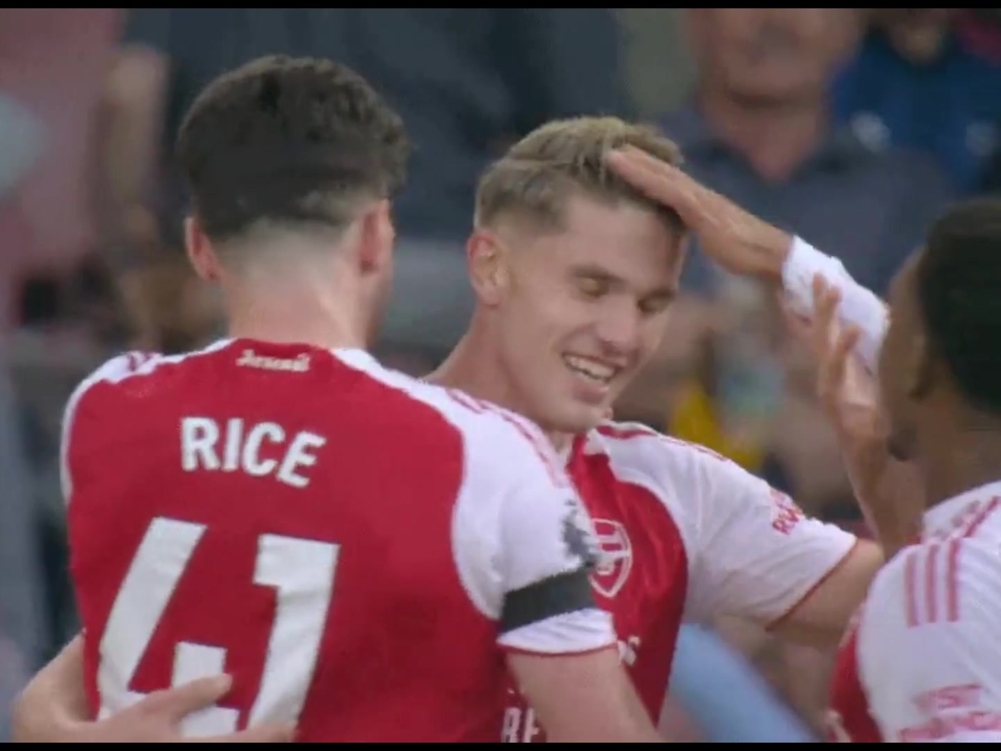 新援關系不錯約克雷斯進球之后蘇維門迪直接上手幫撩頭發(fā)