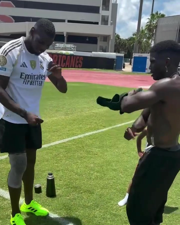 準備回歸了博格巴身穿皇馬球衣做招牌動作