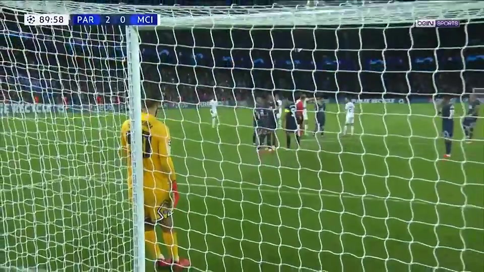 當梅西首次代表巴黎參加歐冠比賽時被安排當人墻