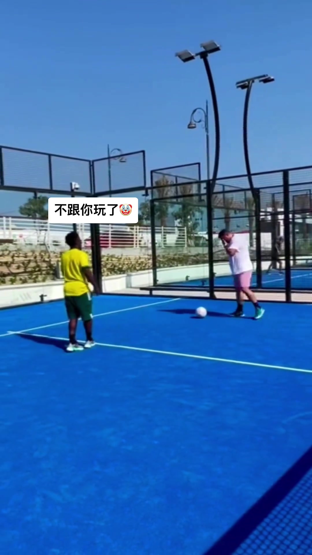 全身都是假動作網友打趣這個胖子到底會踢球嗎