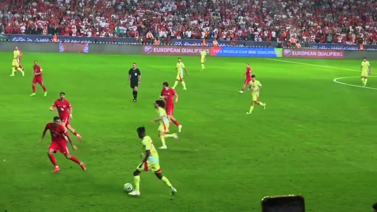 球迷視角看佩德里大師級(jí)操作禁區(qū)弧頂冷靜晃開(kāi)防守后兜射破門(mén)