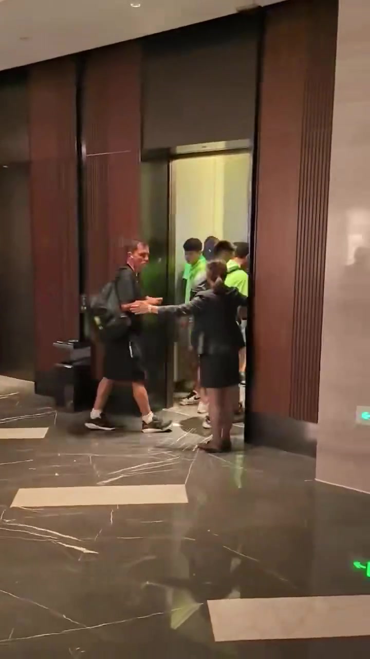 王剛張玉寧沖突完整版球迷叫囂球員反懟飆臟話