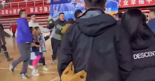 惡劣！遼寧小籃球賽多位傢長沖進場群毆 拽頭發(fā)飛踢影響極壞