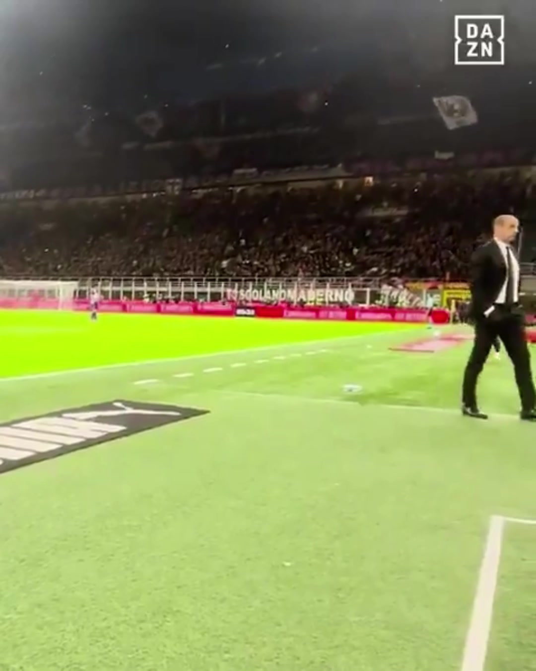 萊奧罰點(diǎn)時(shí)阿萊格里背向球場踱步球罰進(jìn)后也很淡定