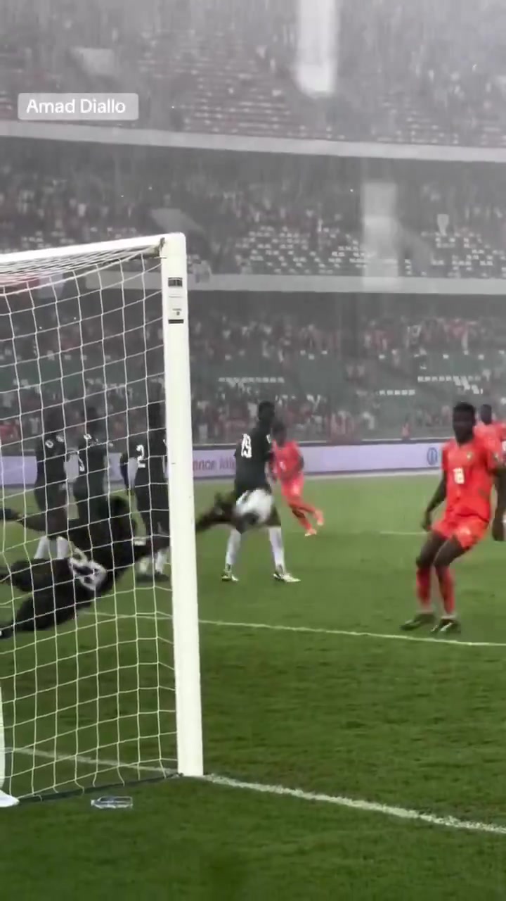 球迷實拍迪亞洛在科特迪瓦隊打入精彩的任意球