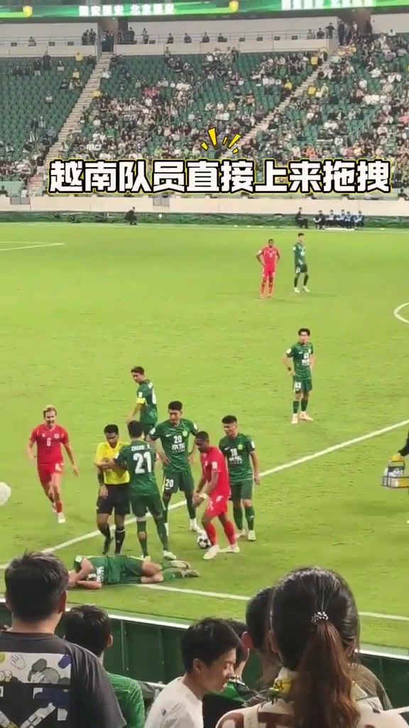 再看國安沖突起因張源提醒何宇鵬翻滾回場內(nèi)越南球員暴怒
