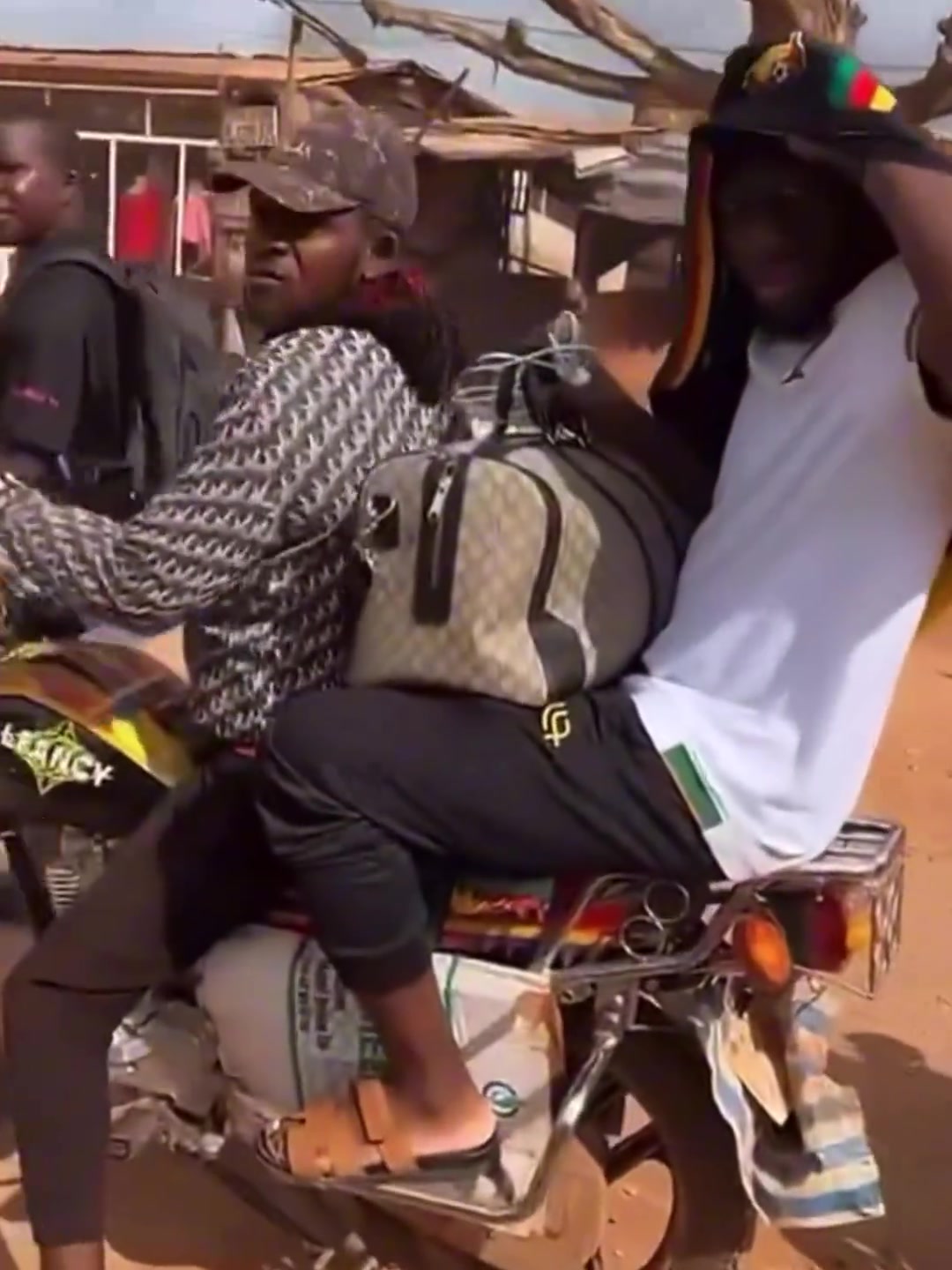 打摩的奧納納被拍到坐摩的去機(jī)場(chǎng)返回歐洲