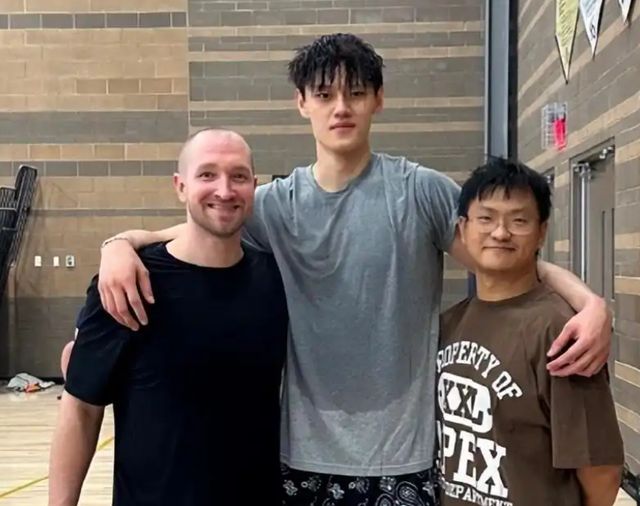 去不瞭NBA也不回北京首鋼，曾凡博正在效仿當(dāng)年的周琦