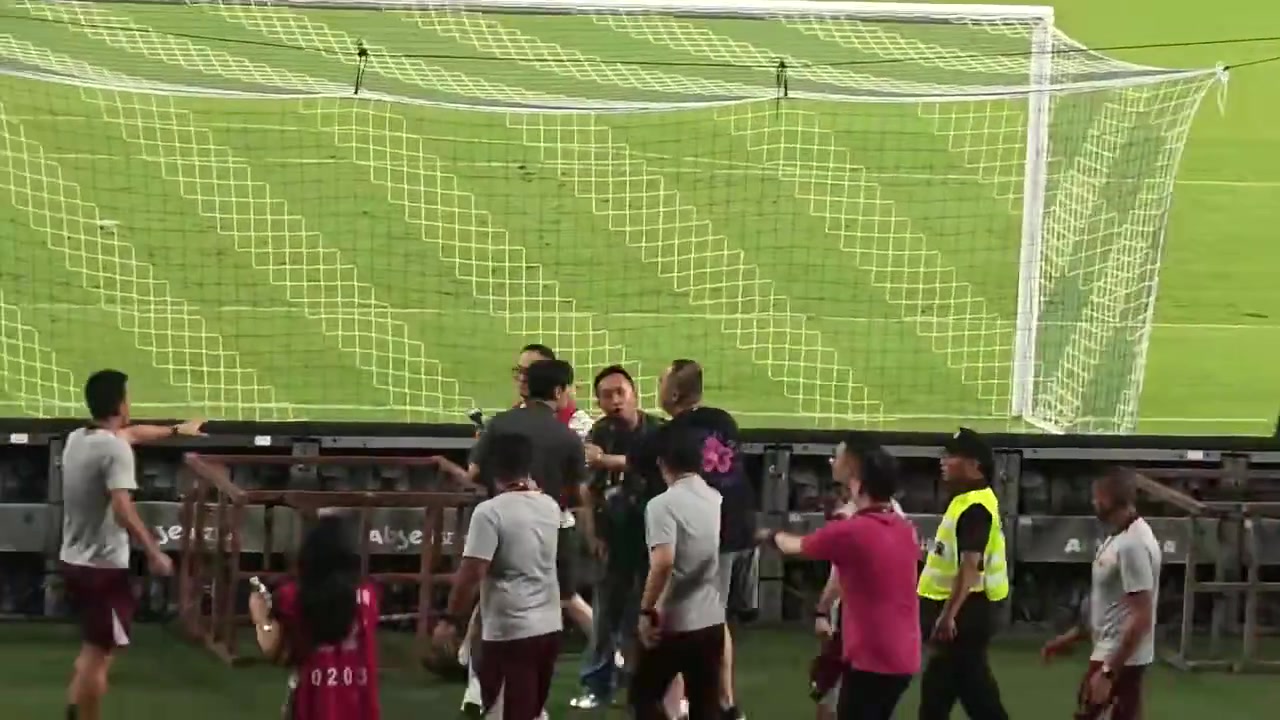 太狠了美女記者許玥在上海德比沖突時被劃破下嘴唇內(nèi)側(cè)