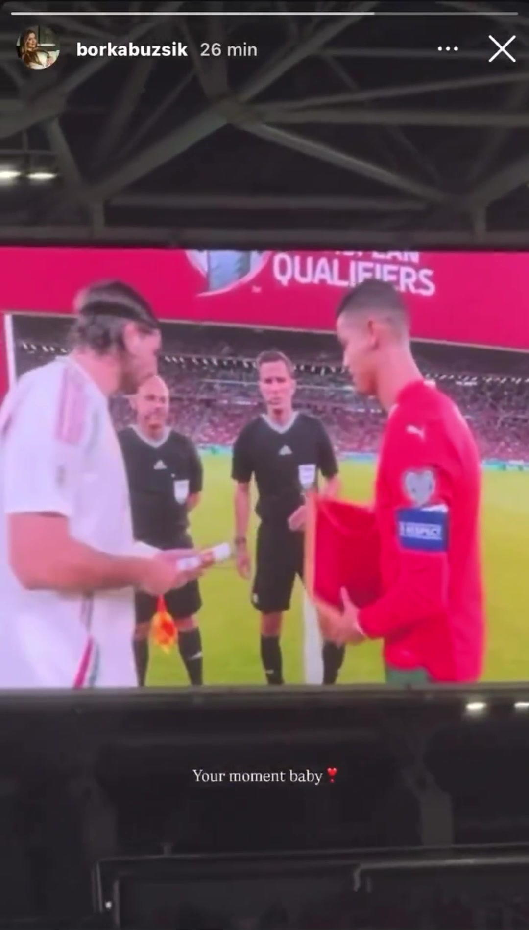 索博斯洛伊老婆拍下索博向C羅打招呼屬于你的時(shí)刻寶貝