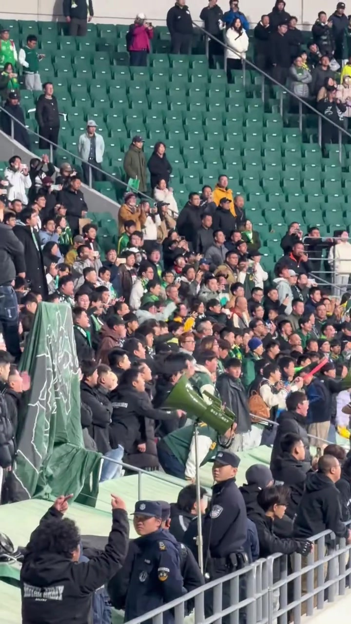 實拍國安謝場工體響徹丟人現眼罵聲只有侯森默默鼓掌致歉