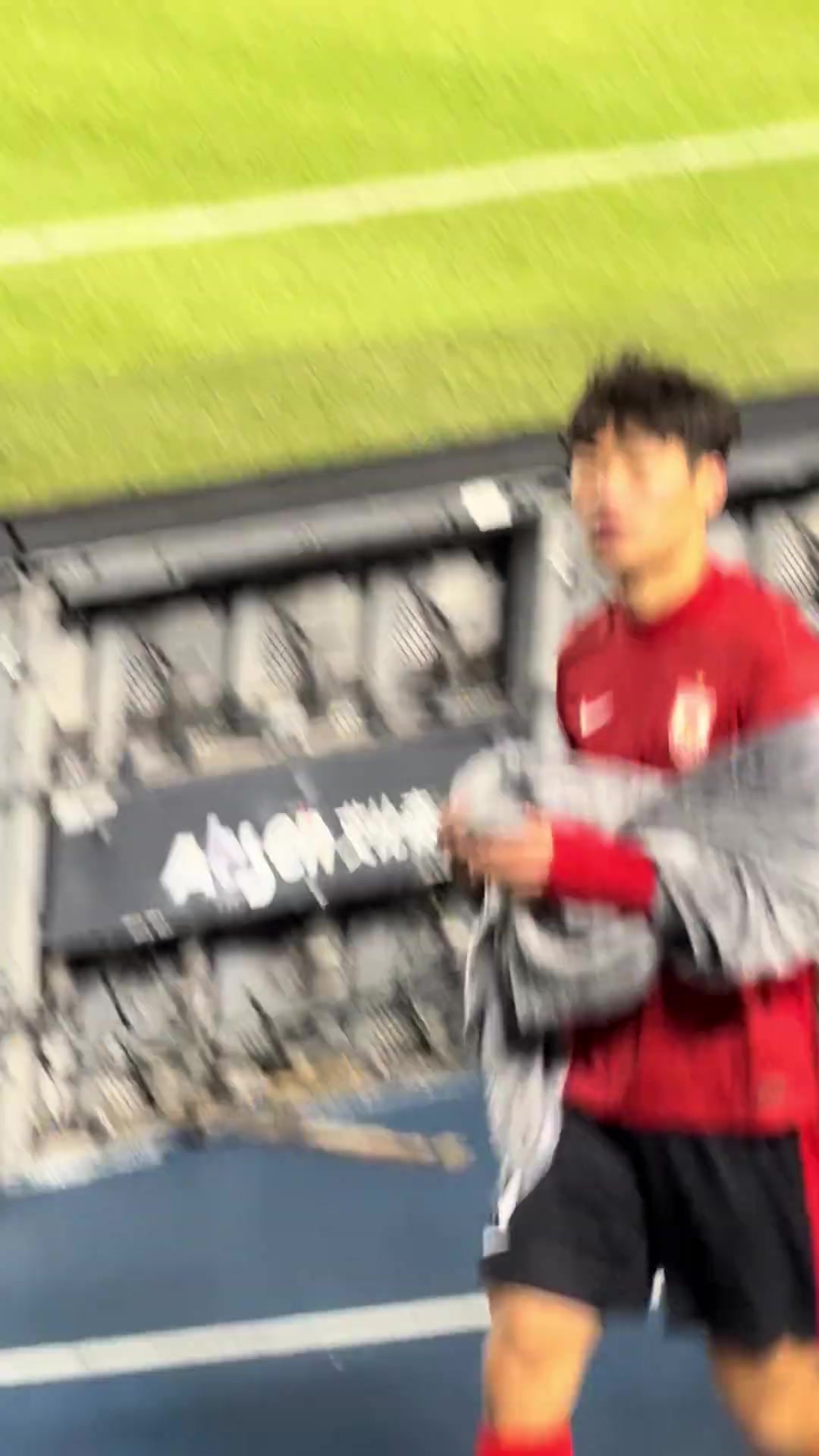 實拍慘敗國安后長春亞泰球員賀一然面對球迷指責(zé)做出這個動作