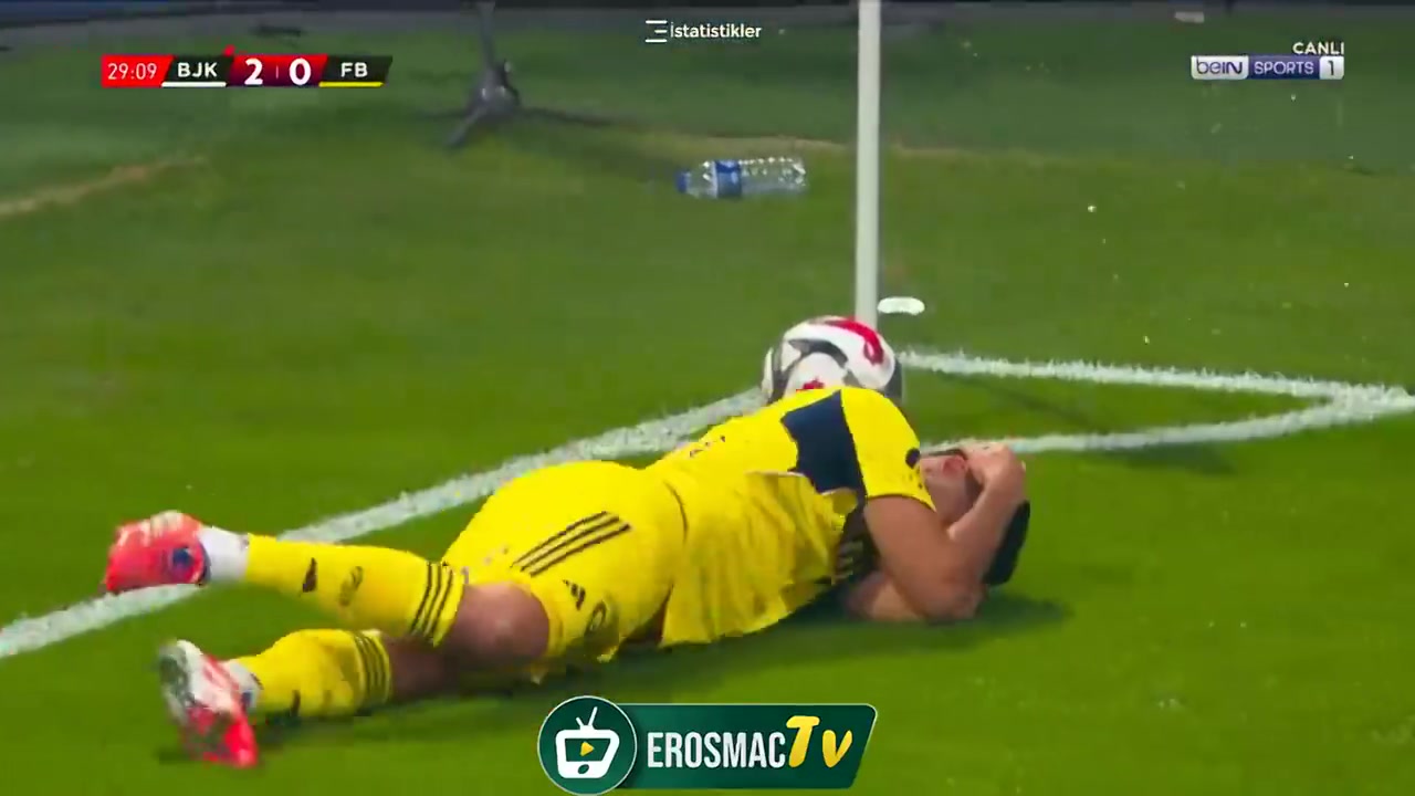 土耳其足球流氓阿森西奧被球迷扔的水瓶砸到痛苦倒地