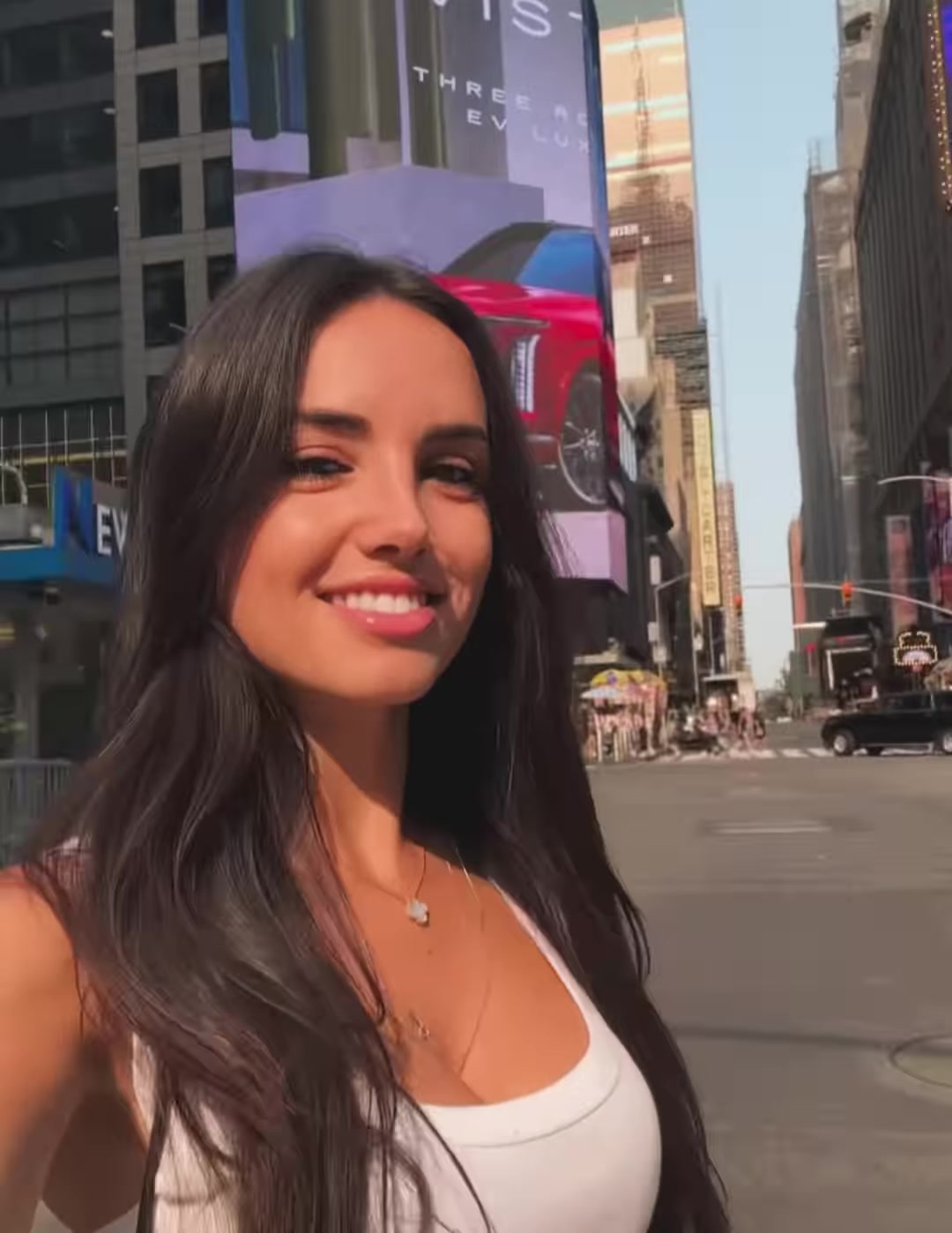 DAZN女主持清涼裝現(xiàn)身美國街頭怎么蹦蹦跶跶的