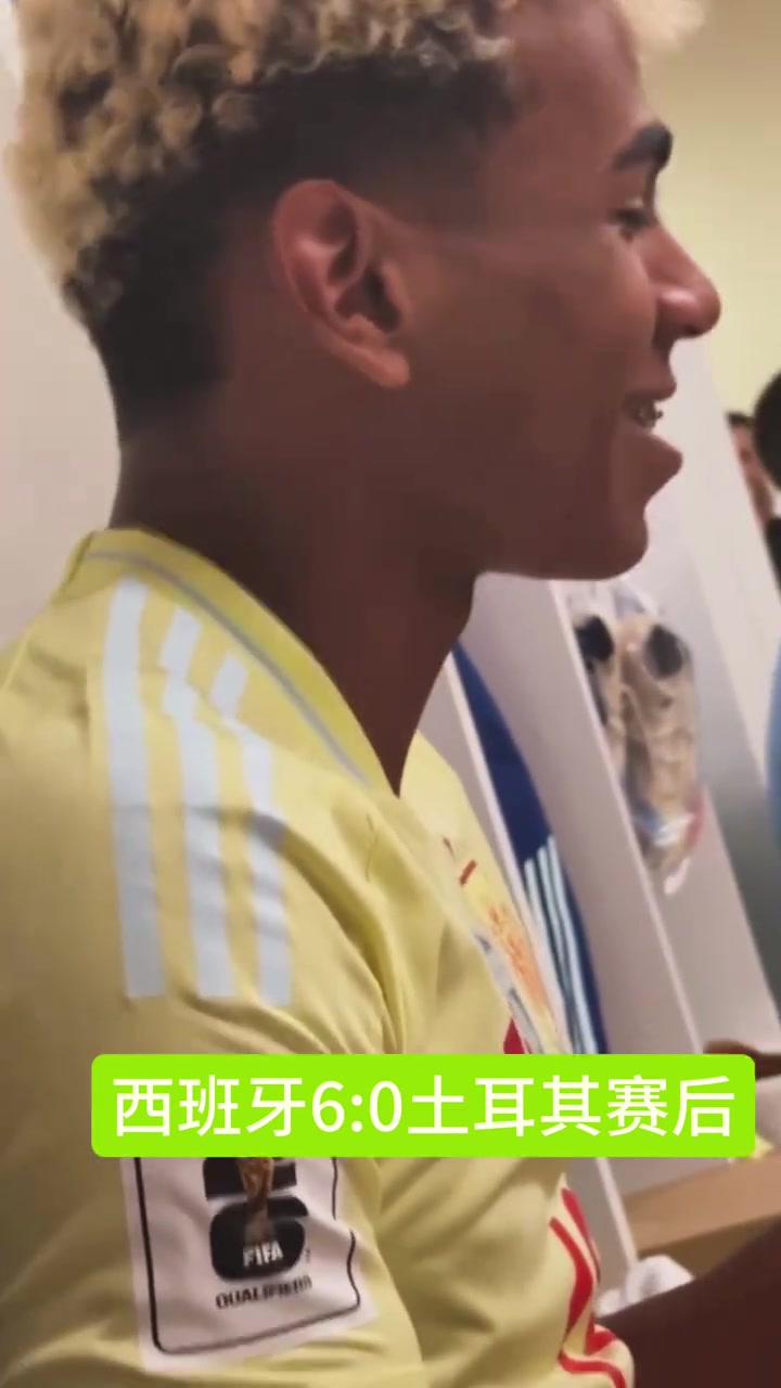 沒(méi)有被綠純愛(ài)的亞馬爾賽后向尼科展示自己與女友的合影