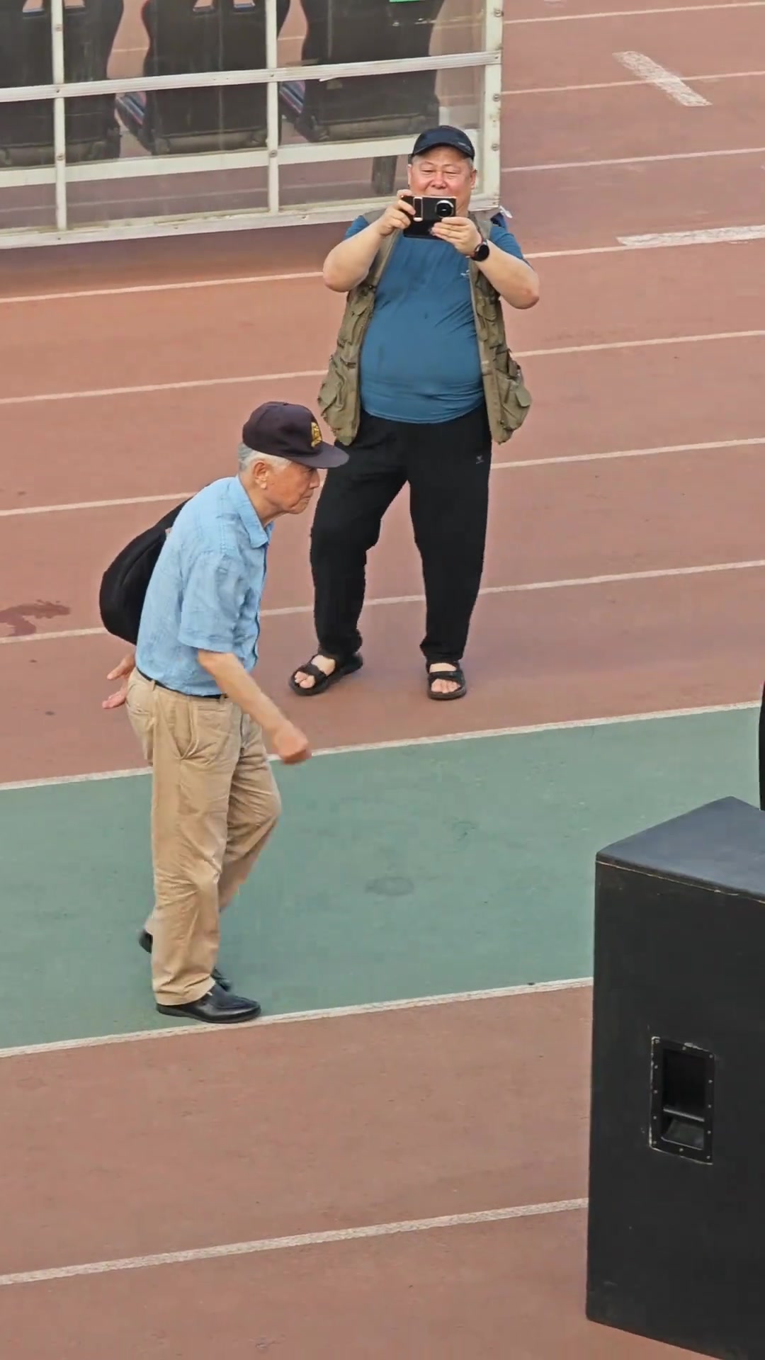 祝您健康長(zhǎng)壽實(shí)拍北京球迷為北京足球教父送上掌聲