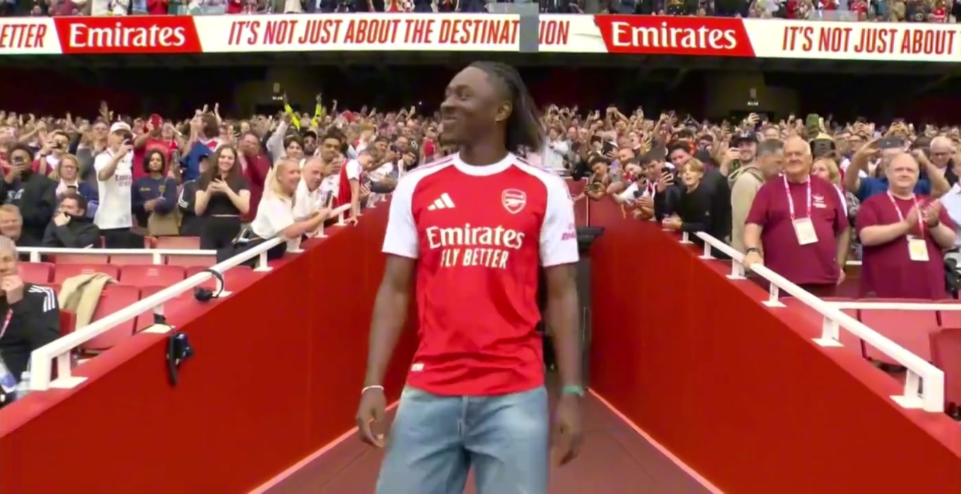 當時光的列車緩緩駛過酋長球場27歲的埃澤站在球場中央......