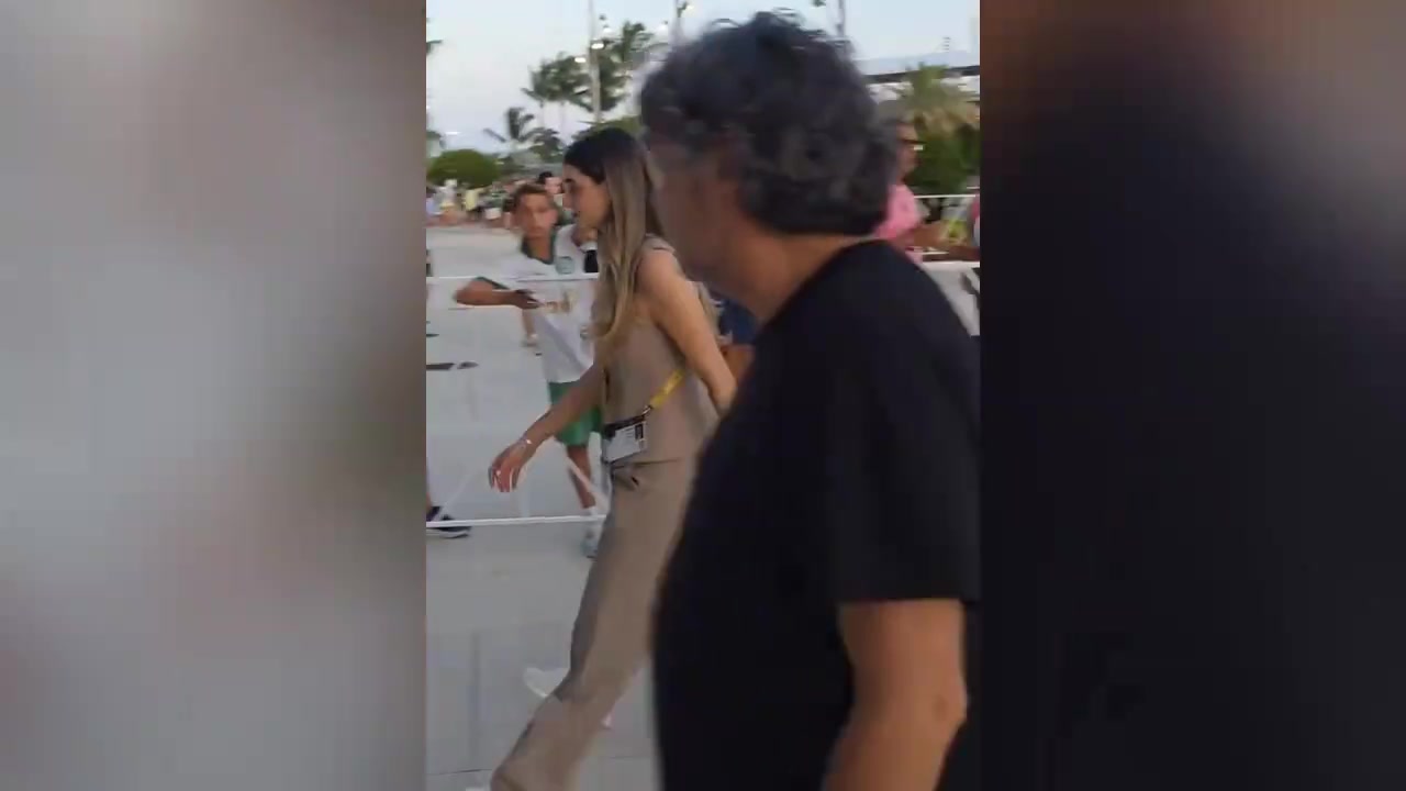 他是真的愛路人拍到阿圭羅帶著女友現(xiàn)場觀看梅西生日賽