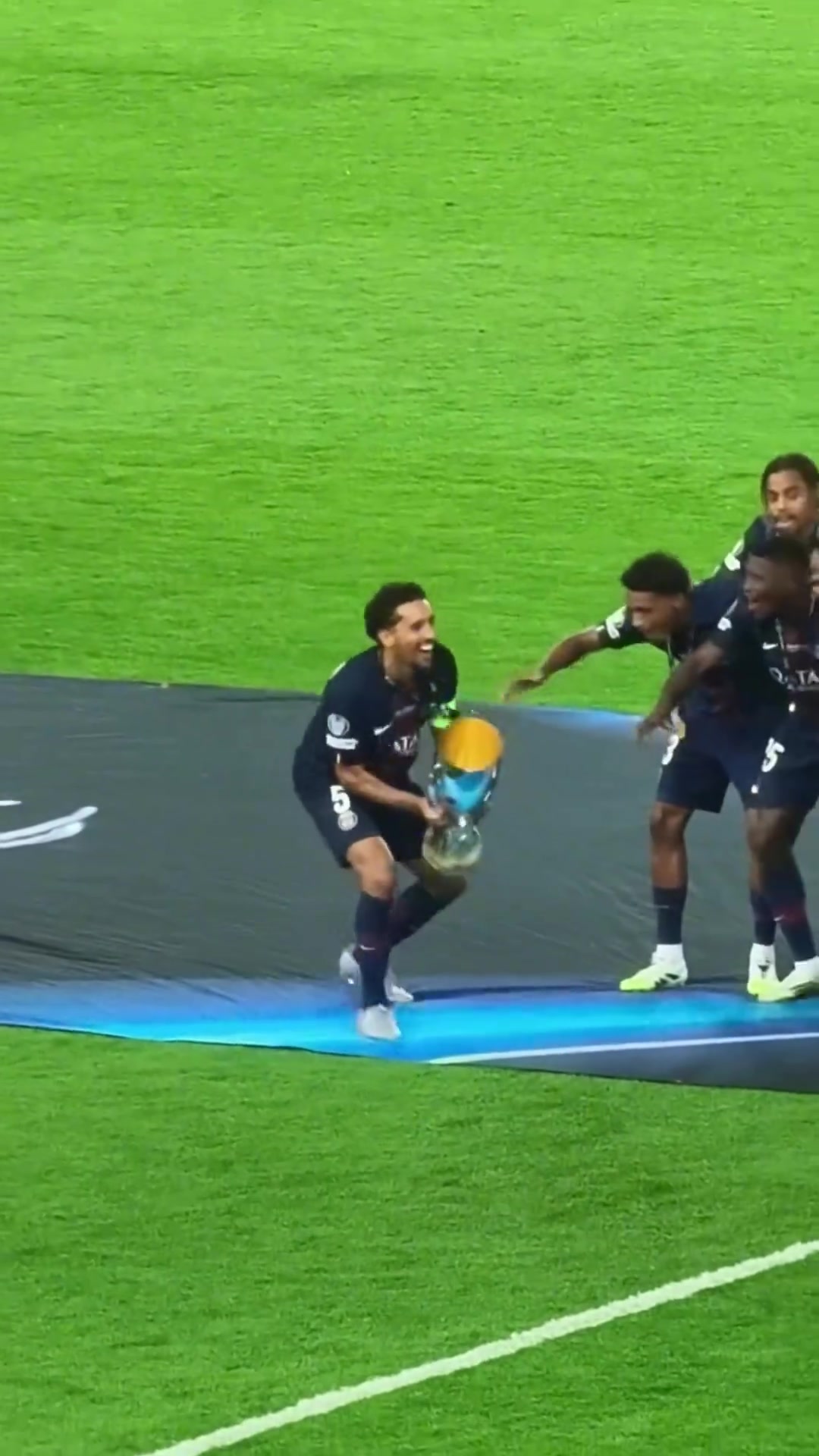 加冕五冠王巴黎點(diǎn)球大戰(zhàn)65熱刺隊(duì)史首奪歐超杯冠軍