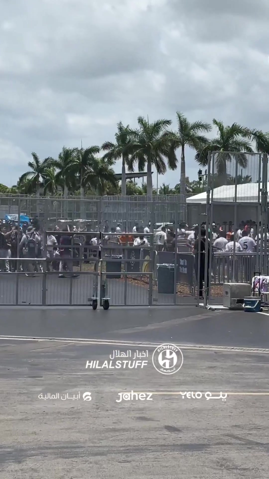 場(chǎng)外鬧起來(lái)了新月球迷在皇馬球迷面前高呼梅西的名字