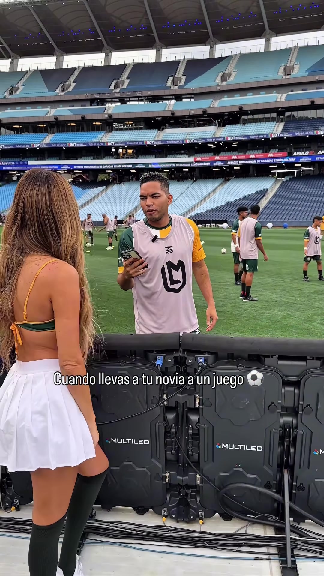 這衣服絕了踢球時有個火辣女友查聊天記錄也是無奈