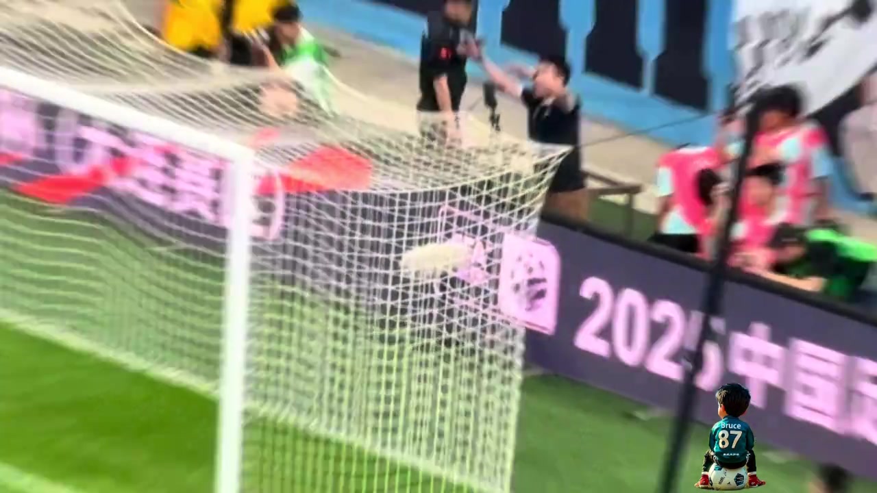 逆天大連英博球童在場邊大打出手一人直接被擔(dān)架抬走了