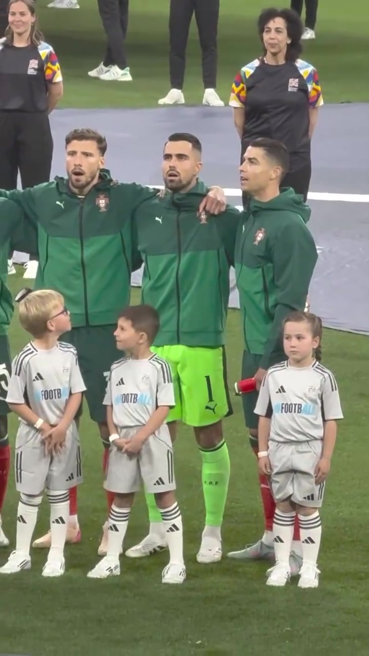 快看那個真的是C羅名場面可愛的球童們見到C羅目不轉(zhuǎn)睛