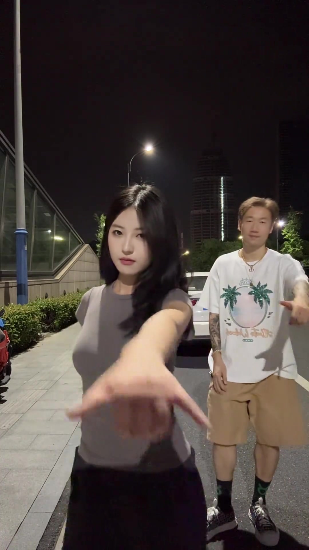 榮昊這小子身邊美女換著來啊又換新女朋友了嘛