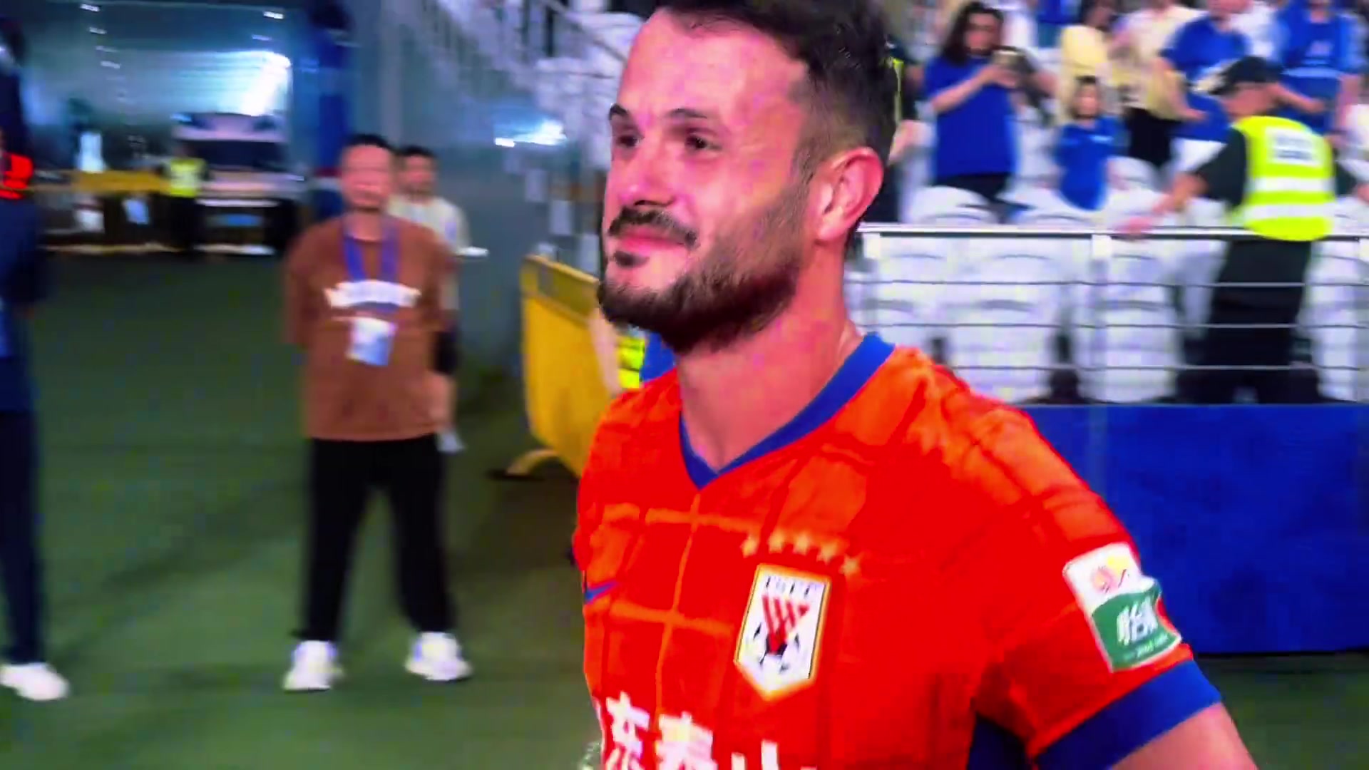 請叫他瓦神對陣申花上演帽子戲法瓦科賽后抱走比賽用球